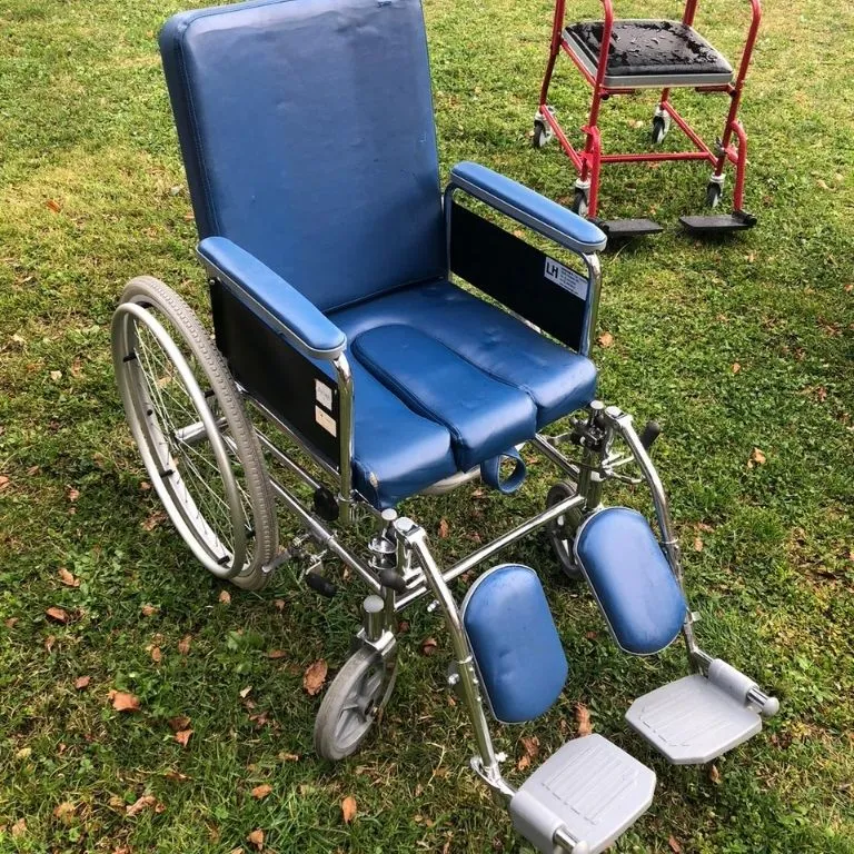 Carrozzina WC/Doccia con Comoda Usata – Revisionata