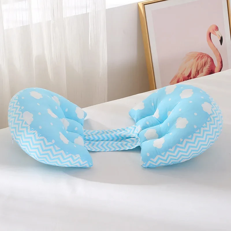 Coussin femme enceinte dormir à motifs de nuages