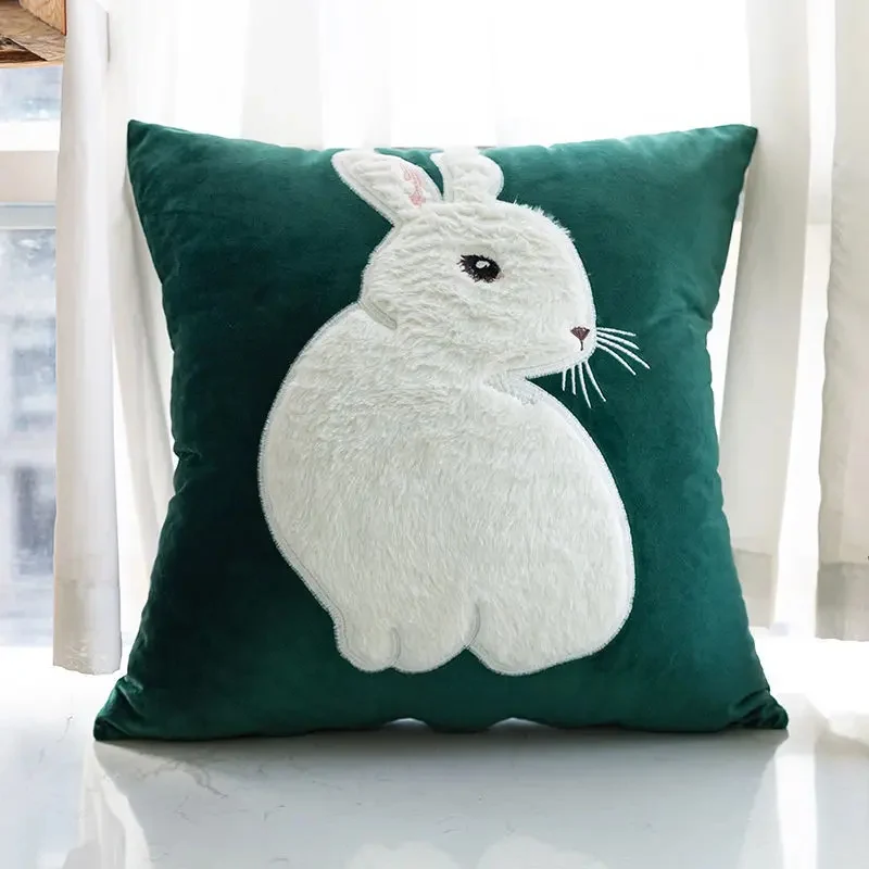 Coussin déco animaux vert avec lapin blanc