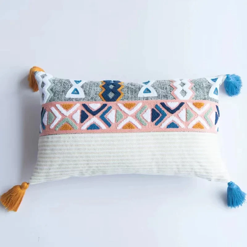 Coussin boheme ethnique avec formes géométriques brodées