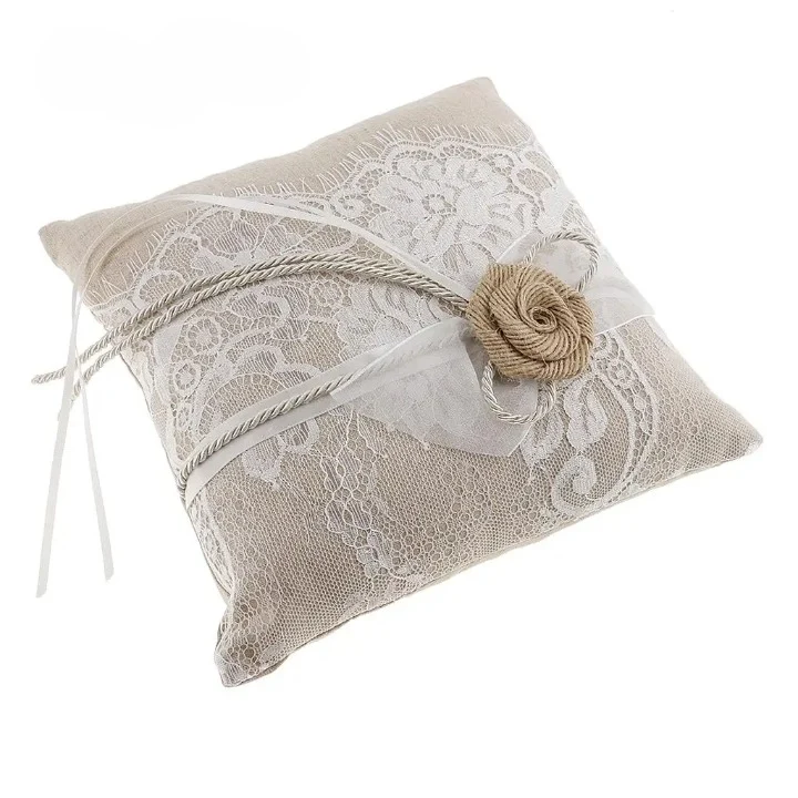 Coussin brodé mariage en dentelle