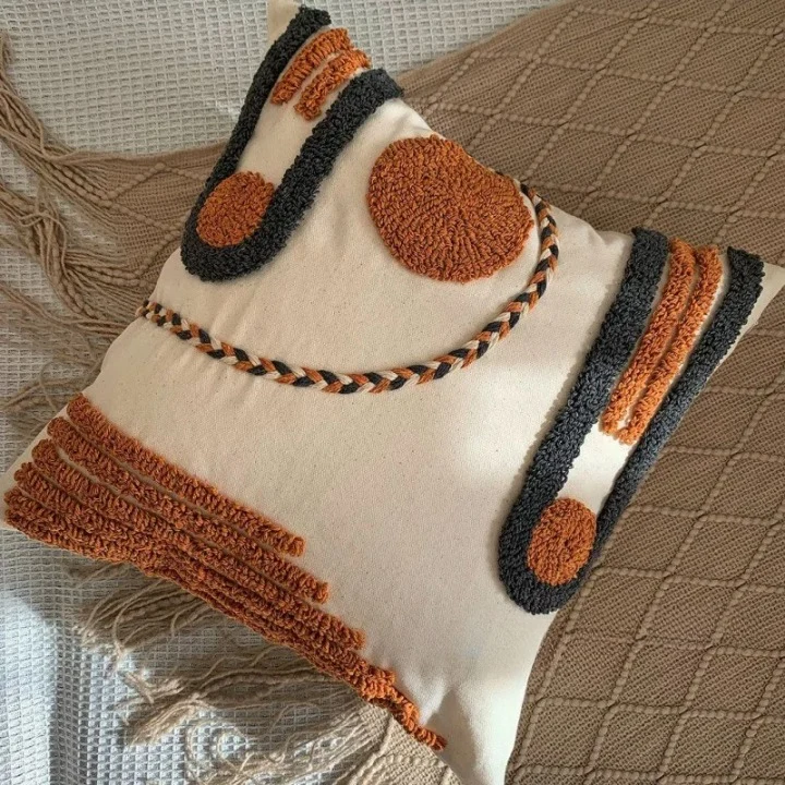 Coussin brodé ethnique avec motifs géométriques